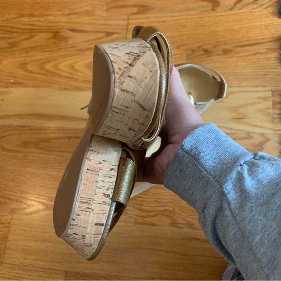Nine West gold wedge sandals​​​ - Picture 3 of 5